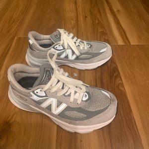 Barely worn new balance sneakers 990v6